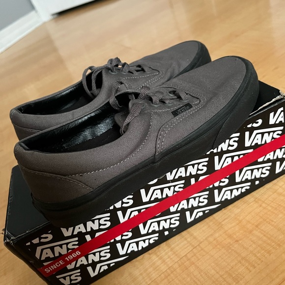 Vans Era Gargoyle/Black Sole Dark Gray
skateboard shoes
Men’s 5.5 - Picture 1 of 16
